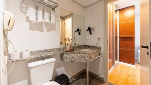 Comfort Apartment | Bathroom | Hair dryer, towels, soap, toilet paper - Flat Osasco Trade (Osasco)