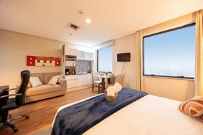 Lägenhet Comfort | Allergitestade sängkläder, skrivbord och arbetsyta för laptop