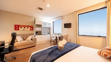 Apartamento conforto | Roupas de cama antialérgicas, escrivaninha