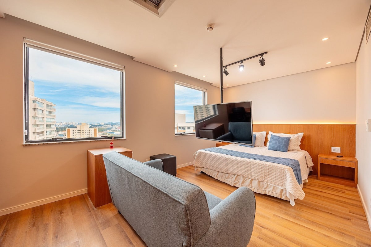 Comfort Apartment | Hypo-allergenic bedding, desk, laptop workspace, blackout drapes