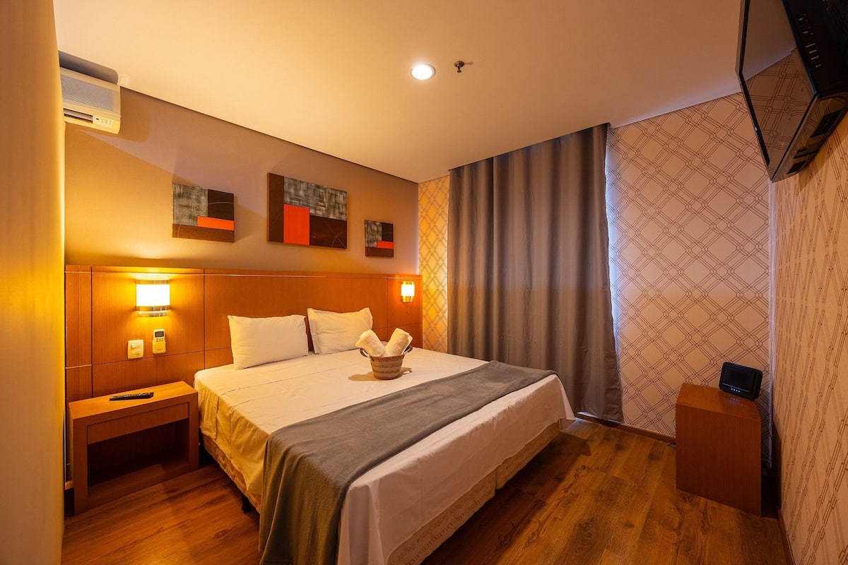 1 bedroom, hypo-allergenic bedding, desk, laptop workspace