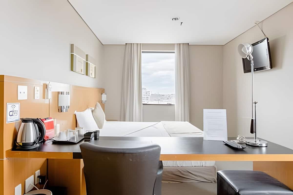 Studio | 1 bedroom, hypo-allergenic bedding, desk, laptop workspace