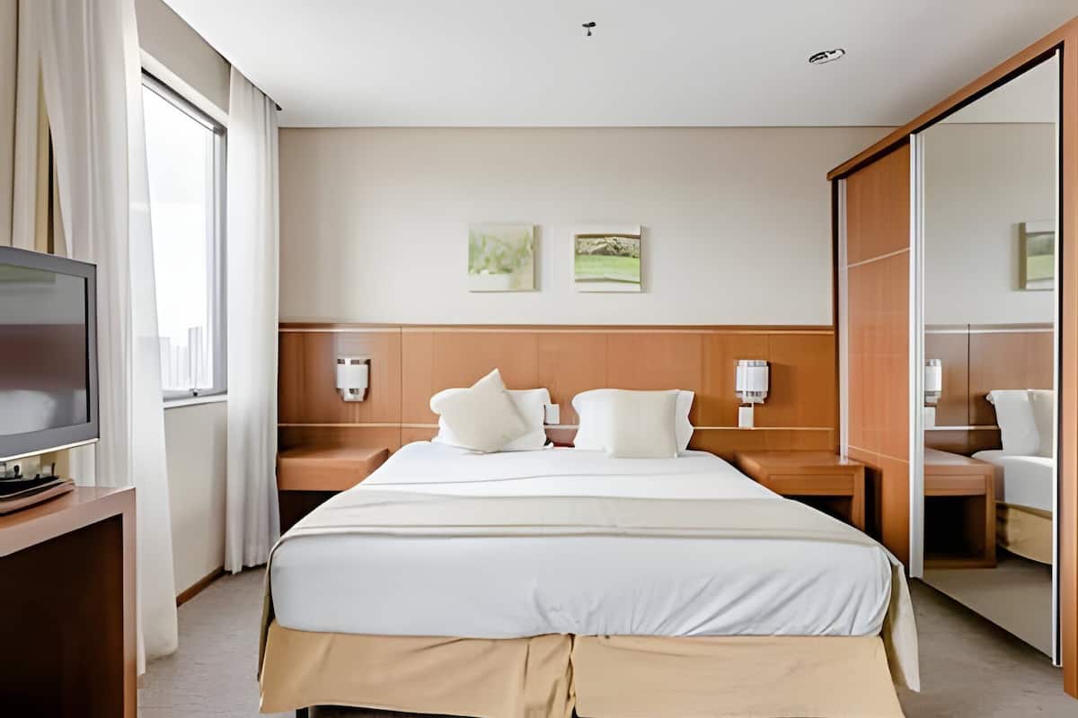 Studio | 1 bedroom, hypo-allergenic bedding, desk, laptop workspace