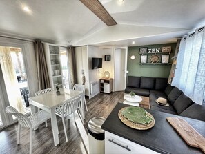 Fernseher, Videospiele, Tischfußball, Tischtennisplatte