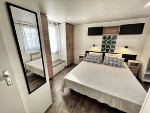 2 soverom, strykejern/-brett, reiseseng for barn og internettilgang