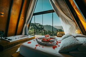 Cabane, 1 grand lit, non-fumeurs, baignoire à jets | 1 chambre, décoration personnalisée, ameublement personnalisé
