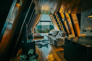 Cabaña, 1 cama de matrimonio, no fumadores, bañera de hidromasaje | 1 dormitorio, decoración individual, mobiliario individual y wifi gratis
