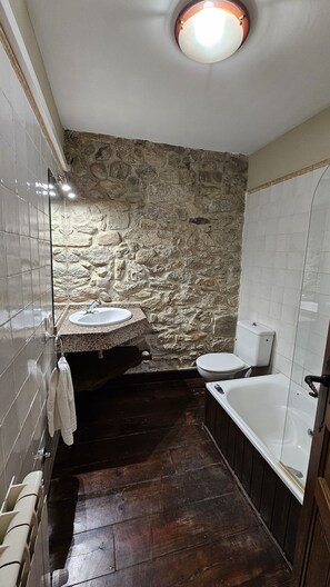 Camera Deluxe | Bagno | Soffione a pioggia, asciugacapelli, asciugamani, sapone