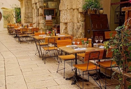 Terrace/patio. Hotel La Clerecía De Ledesma