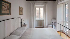 2 slaapkamers, een strijkplank/strijkijzer, reisbedje, wifi
