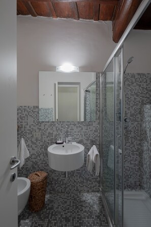 Douche, séchoir à cheveux, bidet, serviettes fournies