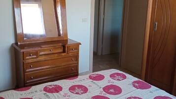 8 slaapkamers, een strijkplank/strijkijzer, wifi, beddengoed