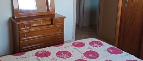 8 chambres, fer et planche à repasser, Wi-Fi, draps fournis