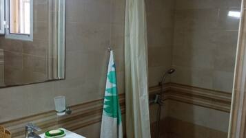 Een douche, een haardroger, handdoeken, zeep