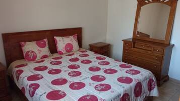 8 slaapkamers, een strijkplank/strijkijzer, wifi, beddengoed