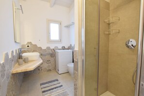 Shower, hair dryer, bidet - Villa in Budoni with 3 bedrooms sleeps 8 (Budoni)