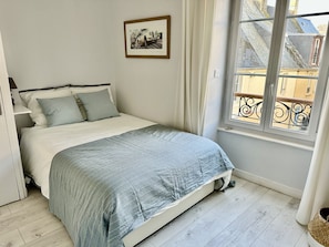 3 chambres, bureau, fer et planche à repasser, lit parapluie