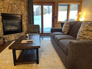 Smart TV, fireplace - Cozy Condo Close to Everything (Steamboat Springs)