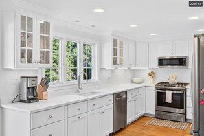 Jääkaappi, mikroaaltouuni, uuni, liesi