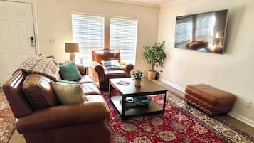 Smart TV, chimenea, libros y impresora