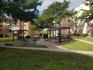 Outdoor dining - Condo à Louer, 55 Ans+, rez de Chaussée Près de Tout, Golf, Épicerie, Plage (Lauderdale Lakes)