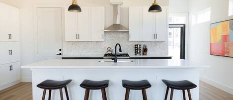 Geladeira, micro-ondas, fogão, cooktop