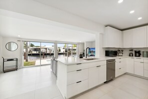 冷蔵庫、電子レンジ、オーブン、コンロ