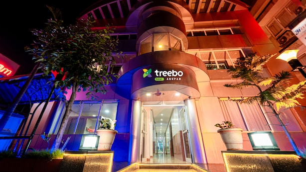 A modern building with a curved facade and a prominent entrance. - Itsy Hotels Anupam (Mahabaleshwar)