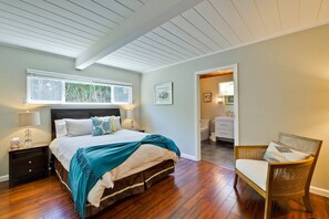 4 bedrooms, desk, iron/ironing board, travel cot