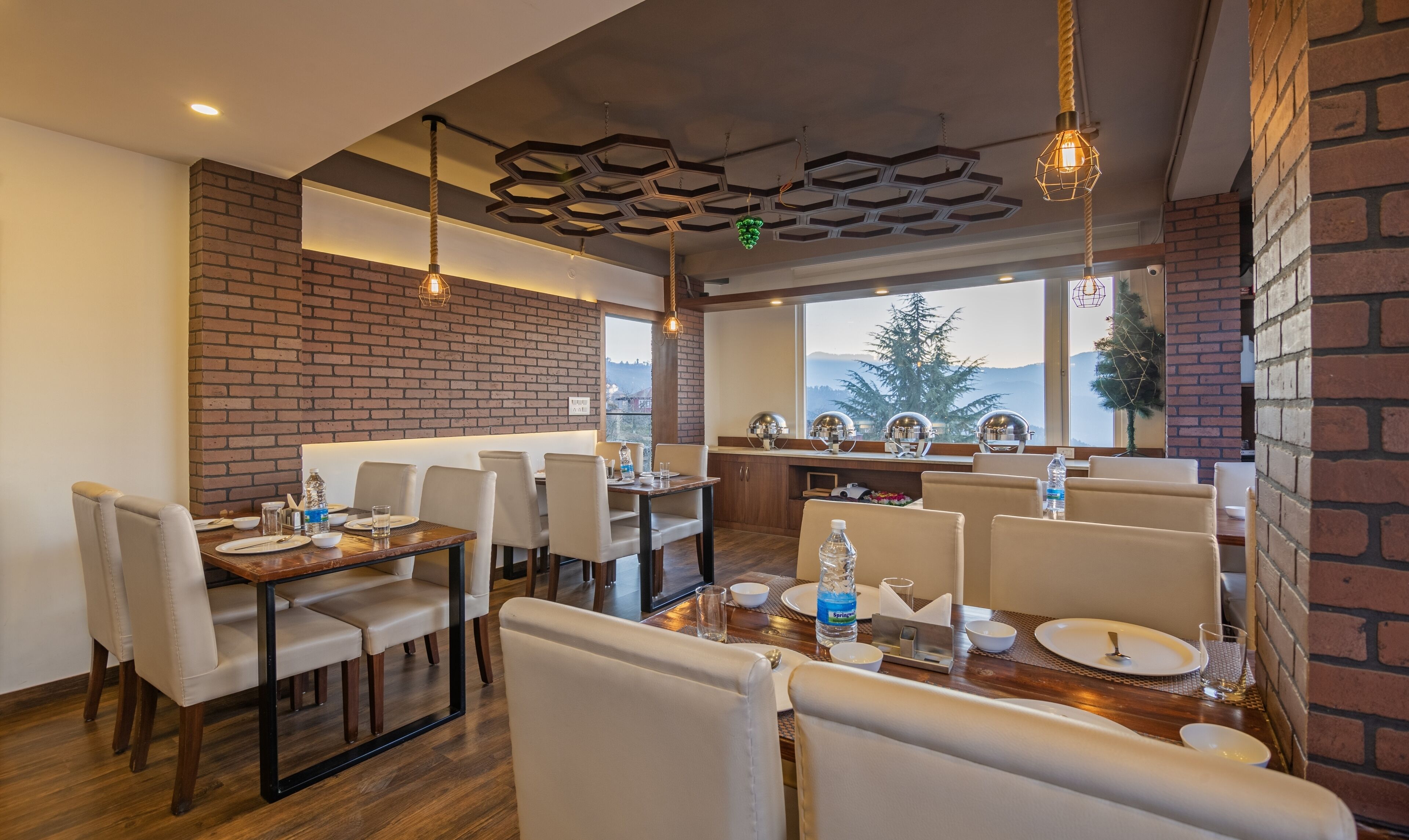 Ein Restaurant mit Backsteinwänden, Holztischen und weißen Stühlen.