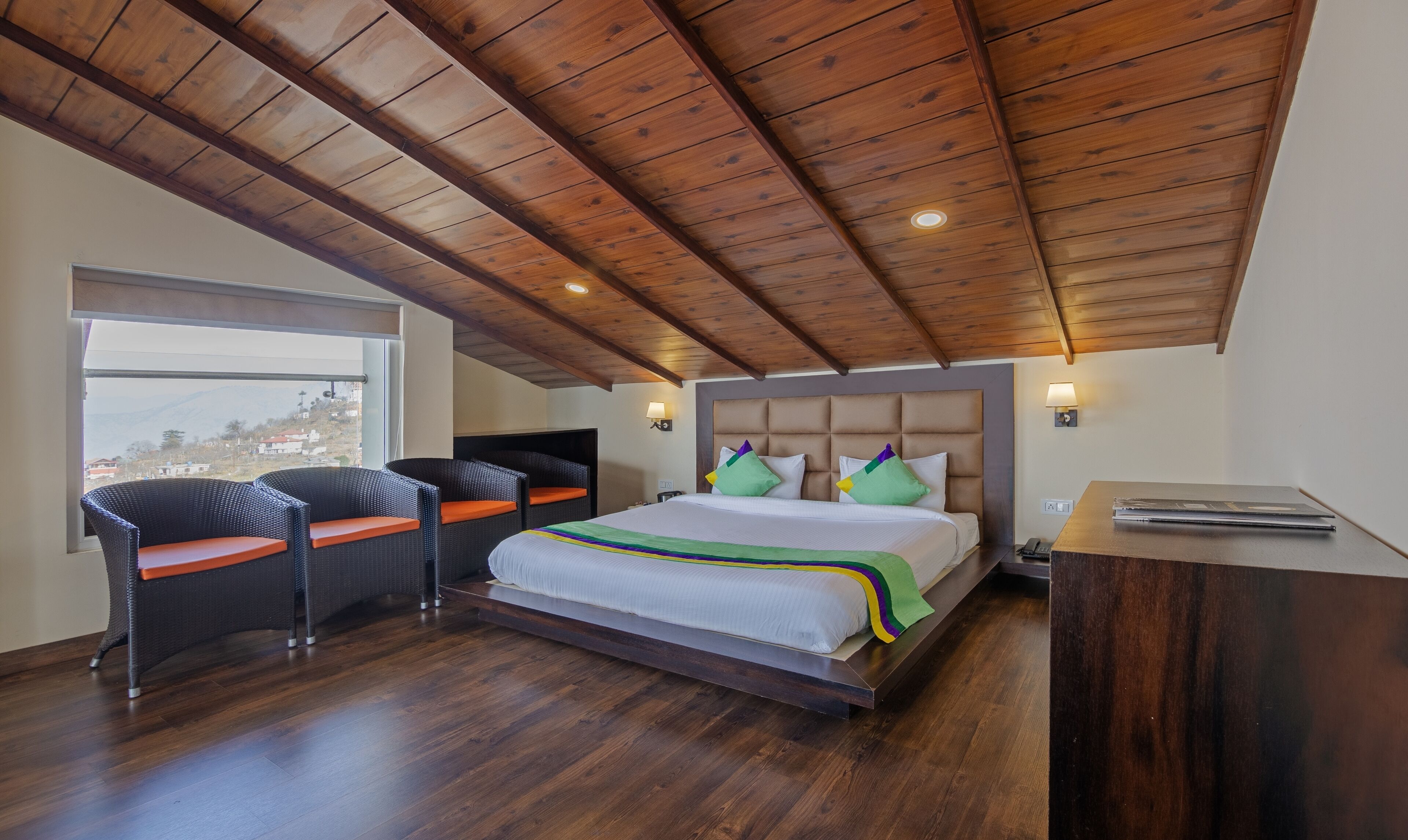 尊荣双人房, 无烟房, 阳台 | 客房内保险箱、办公桌、隔音、床单