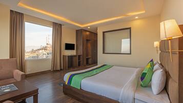 Deluxe Double Room, Non Smoking | In-room safe, desk, soundproofing, bed sheets