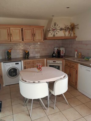 Fridge, microwave, oven, stovetop - Villa de Standing Piscine - vue mer Panoramique (Porto-Vecchio)