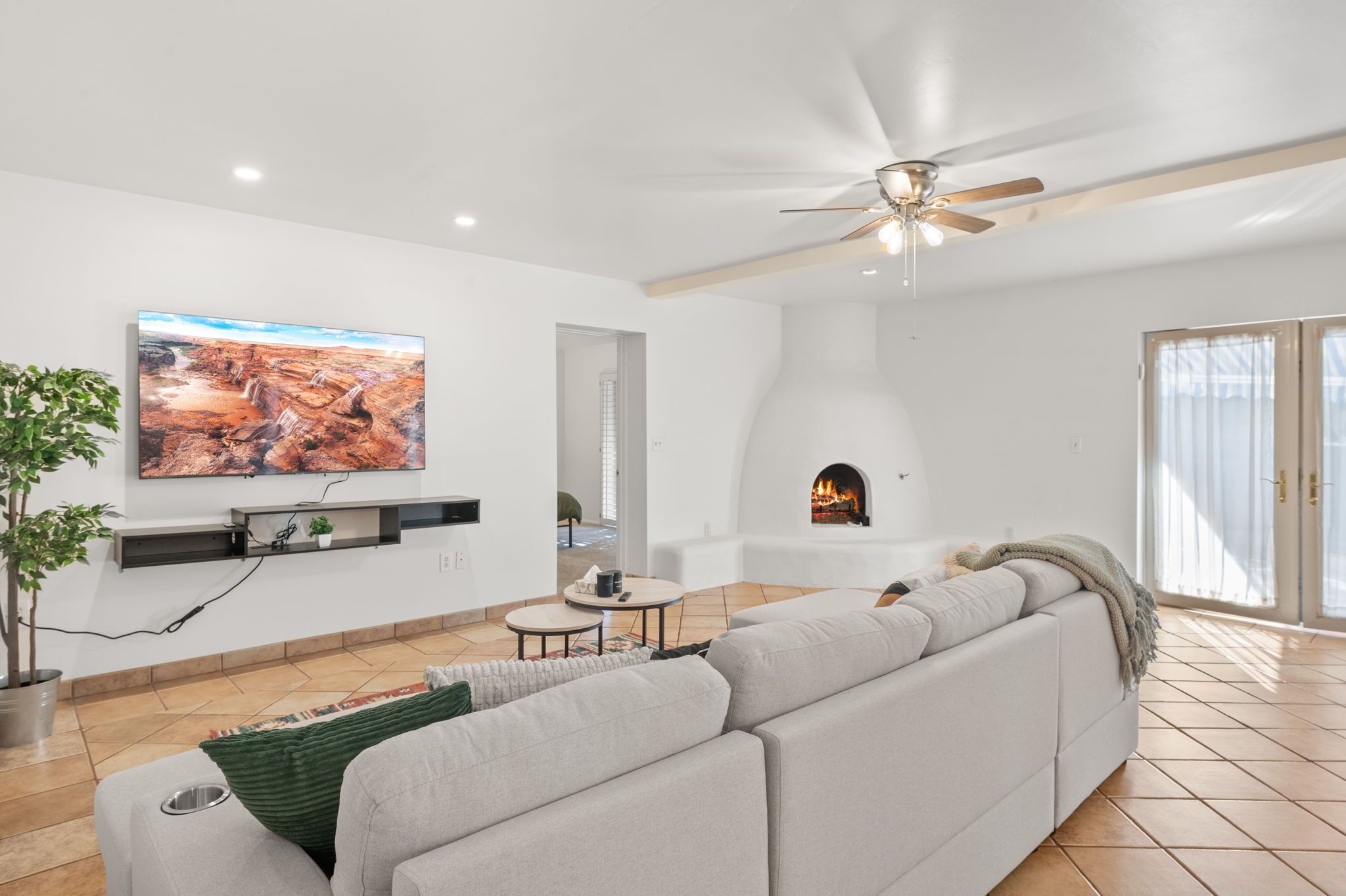 TV connectée, cheminée, baby-foot, table de tennis de table