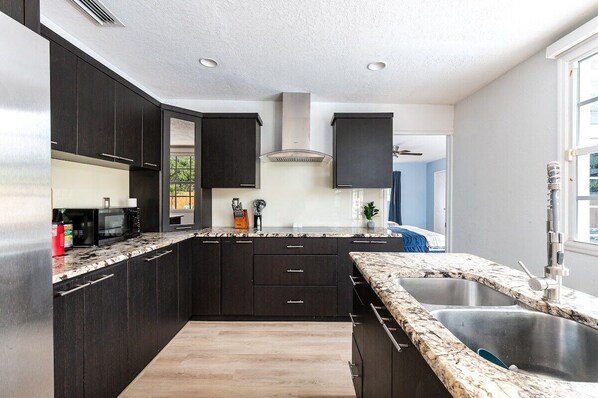 Kühlschrank, Mikrowelle, Ofen, Herdplatte