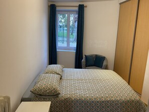 2 soverom, strykejern/-brett og sengetøy