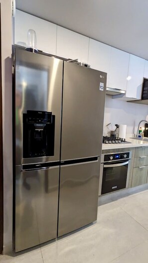 Réfrigérateur, micro-ondes, four, plaque de cuisson