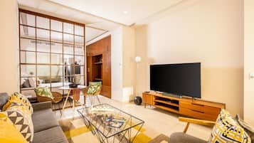 Een smart-tv en een stereo