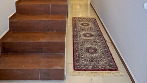 Eine Treppe mit Holzbodenstufen, die zu einer Zwischenebene führen.