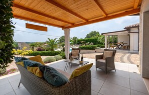 Outdoor dining - Cozy home in Vizinada with sauna (Vizinada)