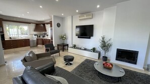 TV connectée, cheminée, jeux vidéo, lecteur de DVD