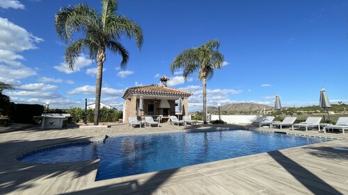 2 luxury adjoining villas with 2 pools, in 2 acres of countryside (7BR, 7BA)