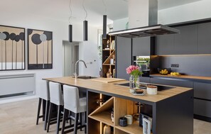 Kühlschrank, Ofen, Geschirrspüler, Wasserkocher mit Kaffee-/Teezubehör