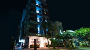 Un edificio de varios pisos con un espacio comercial en la planta baja que dice "treebo".