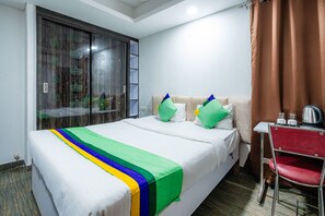 Habitación estándar | Caja de seguridad en la habitación y escritorio 
