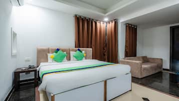 Superior kamer | Een kluis op de kamer, een bureau, een strijkplank/strijkijzer