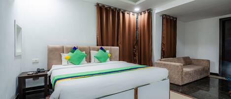 高級客房 | 客房內保險箱、書桌、熨斗/熨衣板、床單