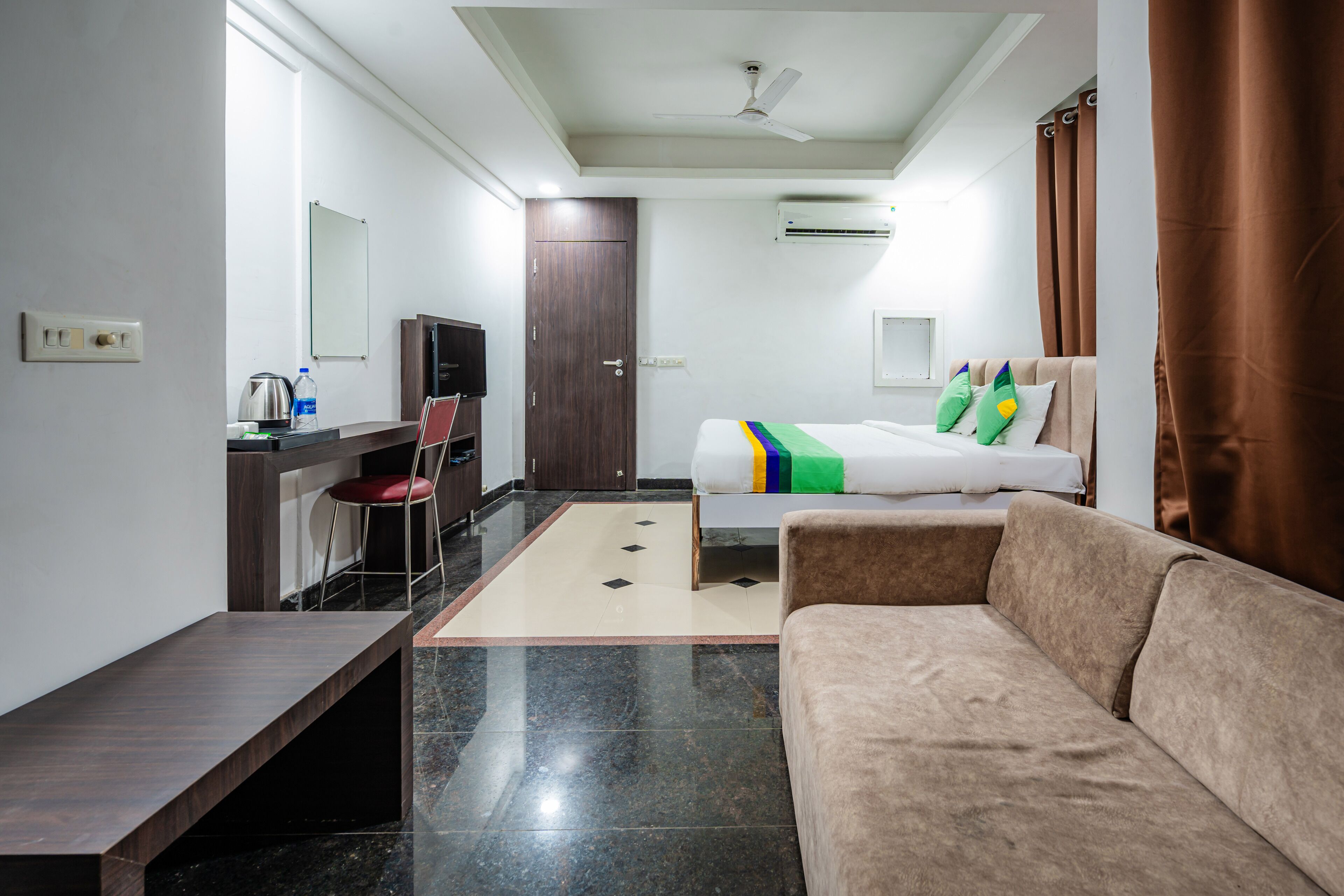 高級客房 | 客房內保險箱、書桌、熨斗/熨衣板、床單