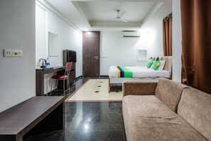 高級客房 | 房內夾萬、書桌、熨斗/熨衫板、床單