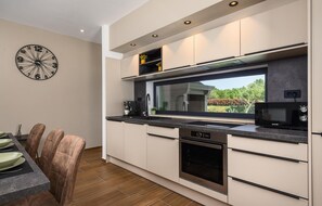 Fridge, oven, dishwasher, coffee/tea maker